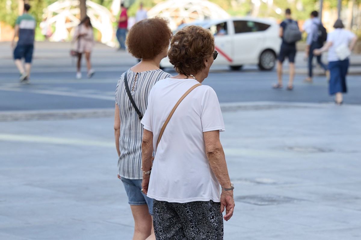 Las pensiones contributivas subirán un 2,8% en 2025, las mínimas un 6% y las no contributivas y el IMV, un 9% Archivo - Dos pensionistas caminando por la calle