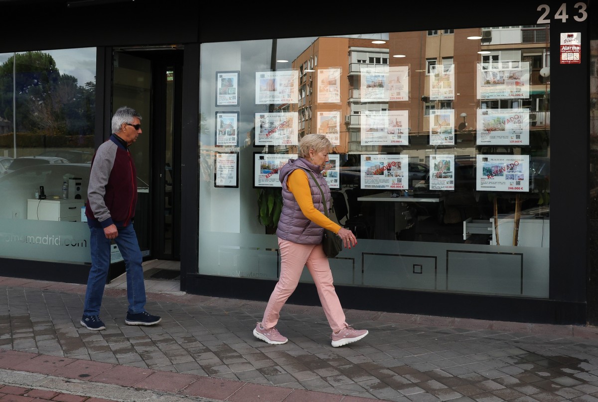 El 84% de los agentes inmobiliarios cree que los compradores de vivienda aumentarán en 2025, según un informe Archivo - Una inmobiliaria, a 17 de octubre de 2024, en Madrid (España).