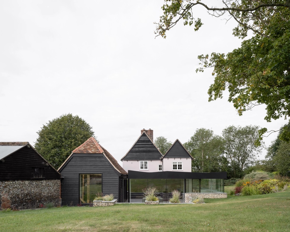 Flint Farm está diseñada por Will Gamble Architects y se ubica en el pintoresco pueblo de Therfield, en el norte de Hertfordshire.