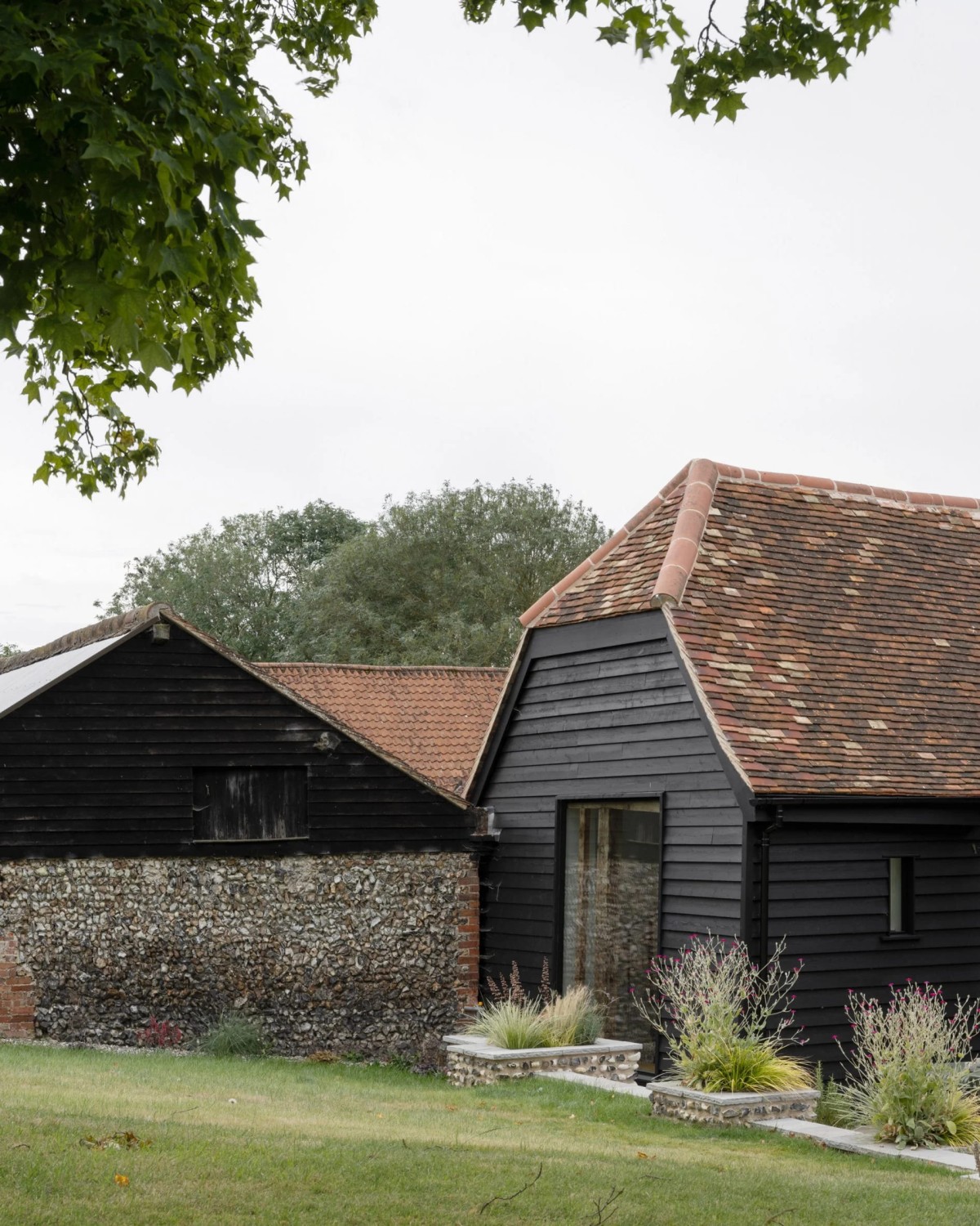 La inclinación irregular del tejado y los aleros desiguales fueron cuidadosamente restaurados para conservar su autenticidad.