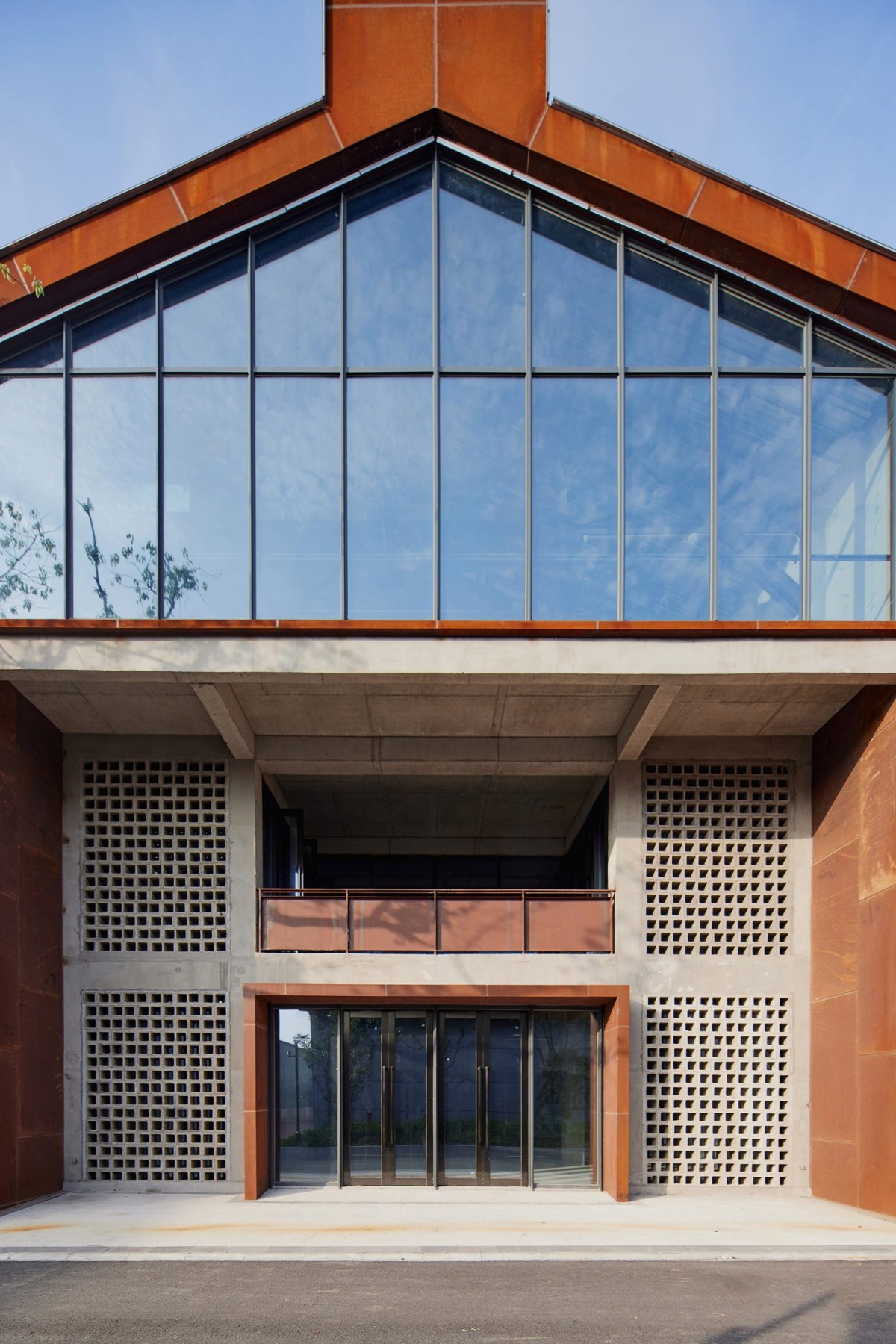 El estudio utilizó materiales como el hormigón visto, el acero desgastado y ladrillos recuperados de las estructuras demolidas.