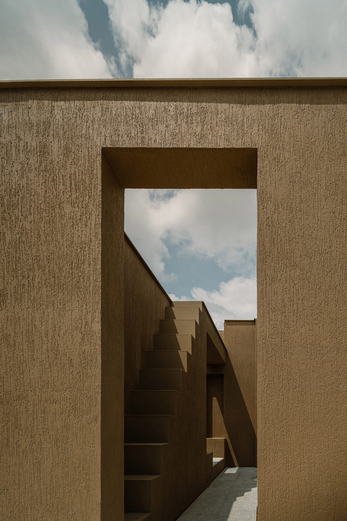 La estructura también incluye callejones y amplios portales que permiten un fácil acceso a diferentes áreas del edificio.