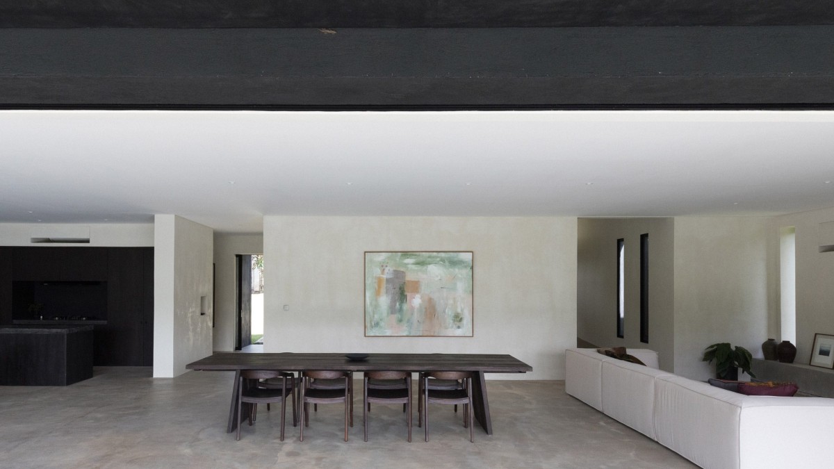 La zona principal de la casa incluye el salón, comedor, cocina, terraza y una piscina infinita con vistas impresionantes de la selva.