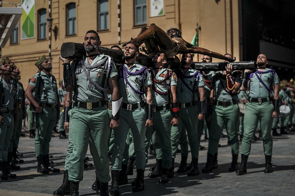 Desembarco del piquete de honores de la Legión