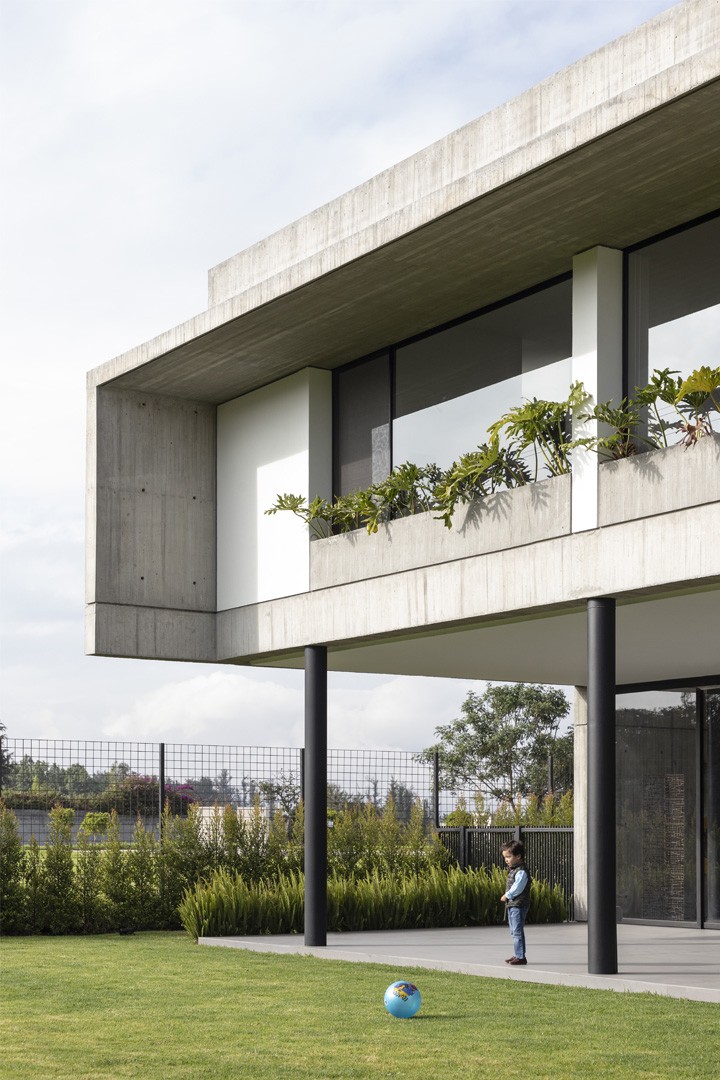 La planta baja de la casa se extiende sobre un gran voladizo que parece hacer que la vivienda "flote".