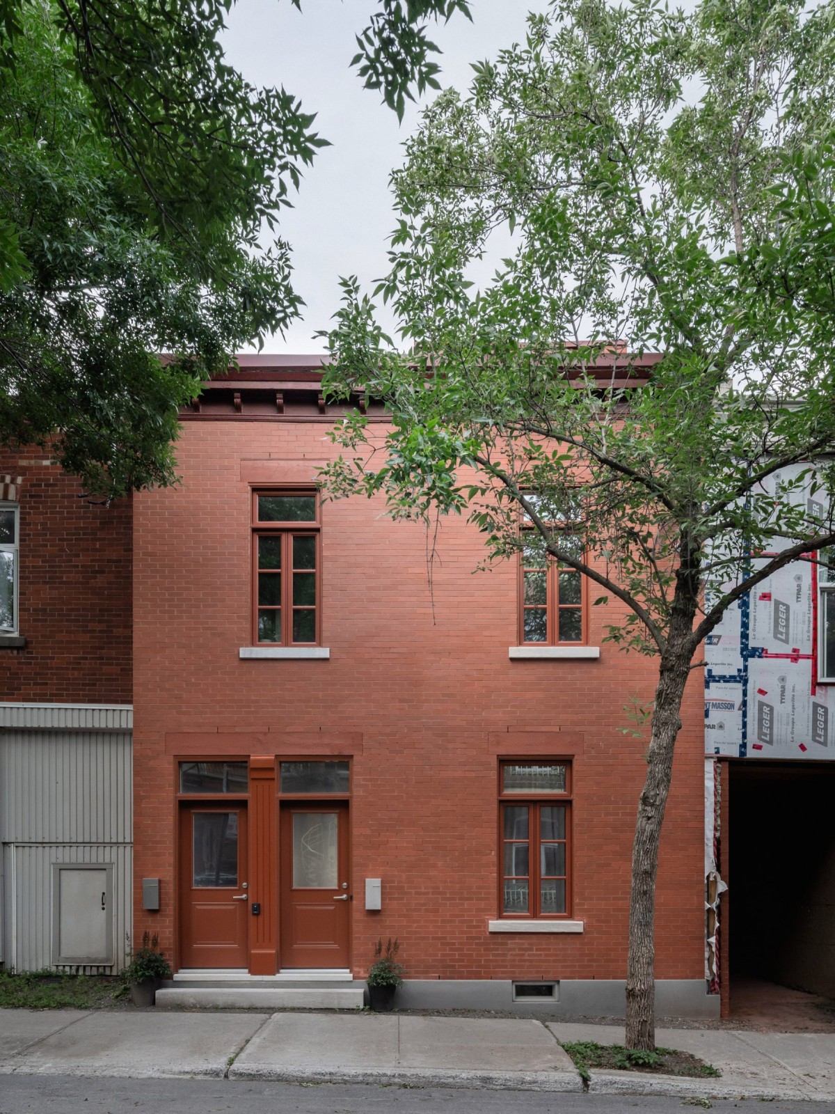 La fachada original de ladrillo rojo fue restaurada y conservada en toda su esencia.