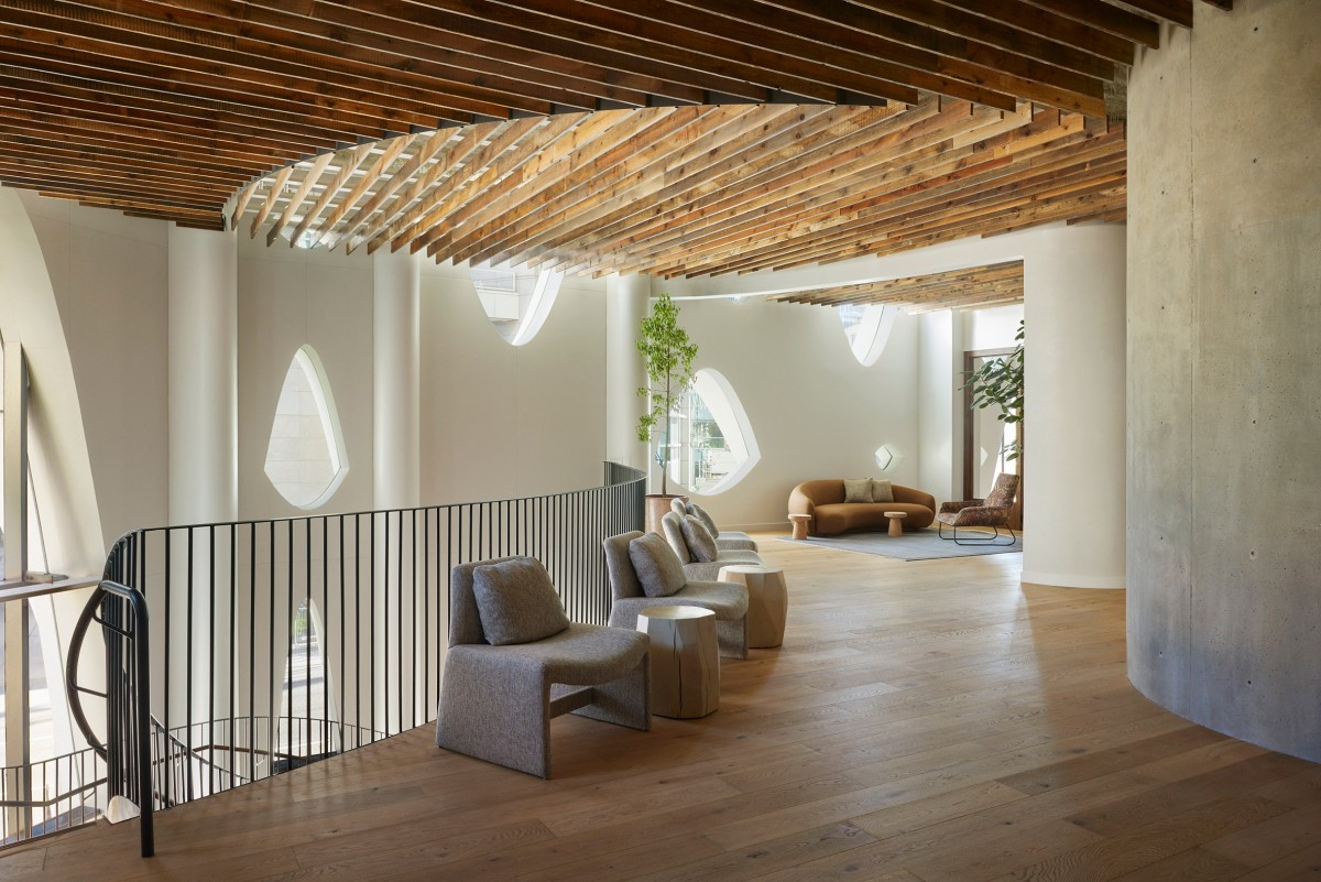 Los interiores incorporan elementos reciclados, como vallas de nieve de Wyoming, chapas de cuero reciclado y madera recuperada.