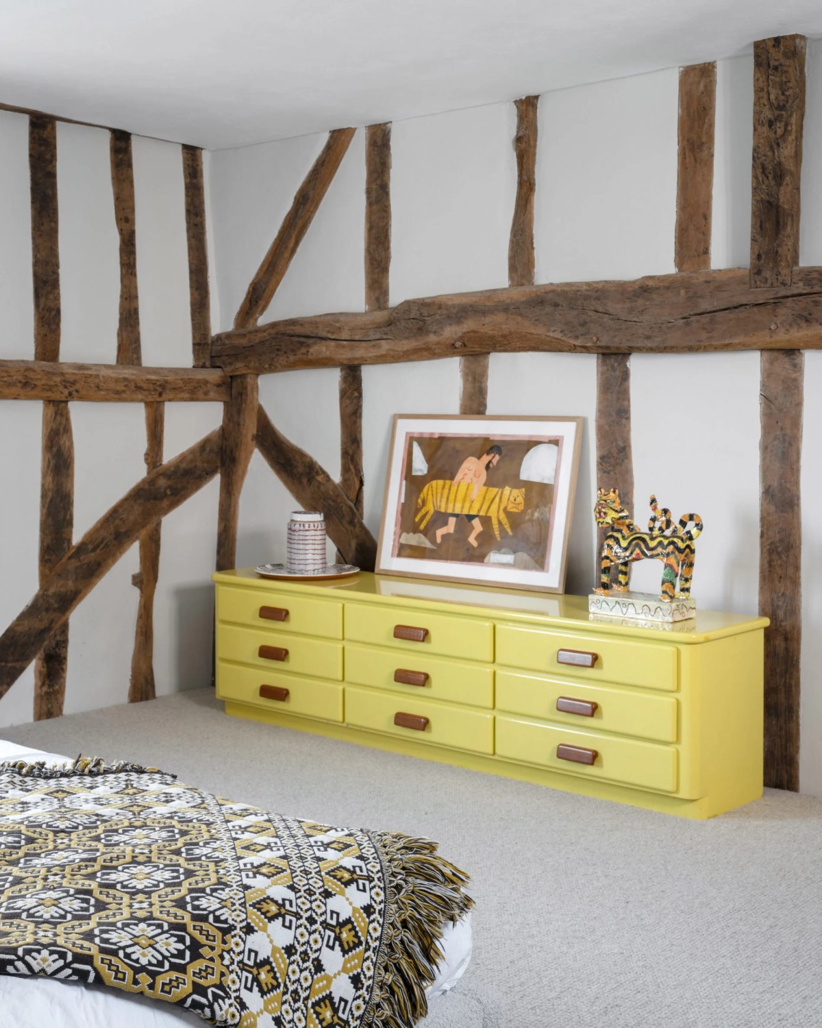 La intervención convierte el granero en un lugar lleno de historia y carácter, donde lo antiguo y lo moderno coexisten en armonía.