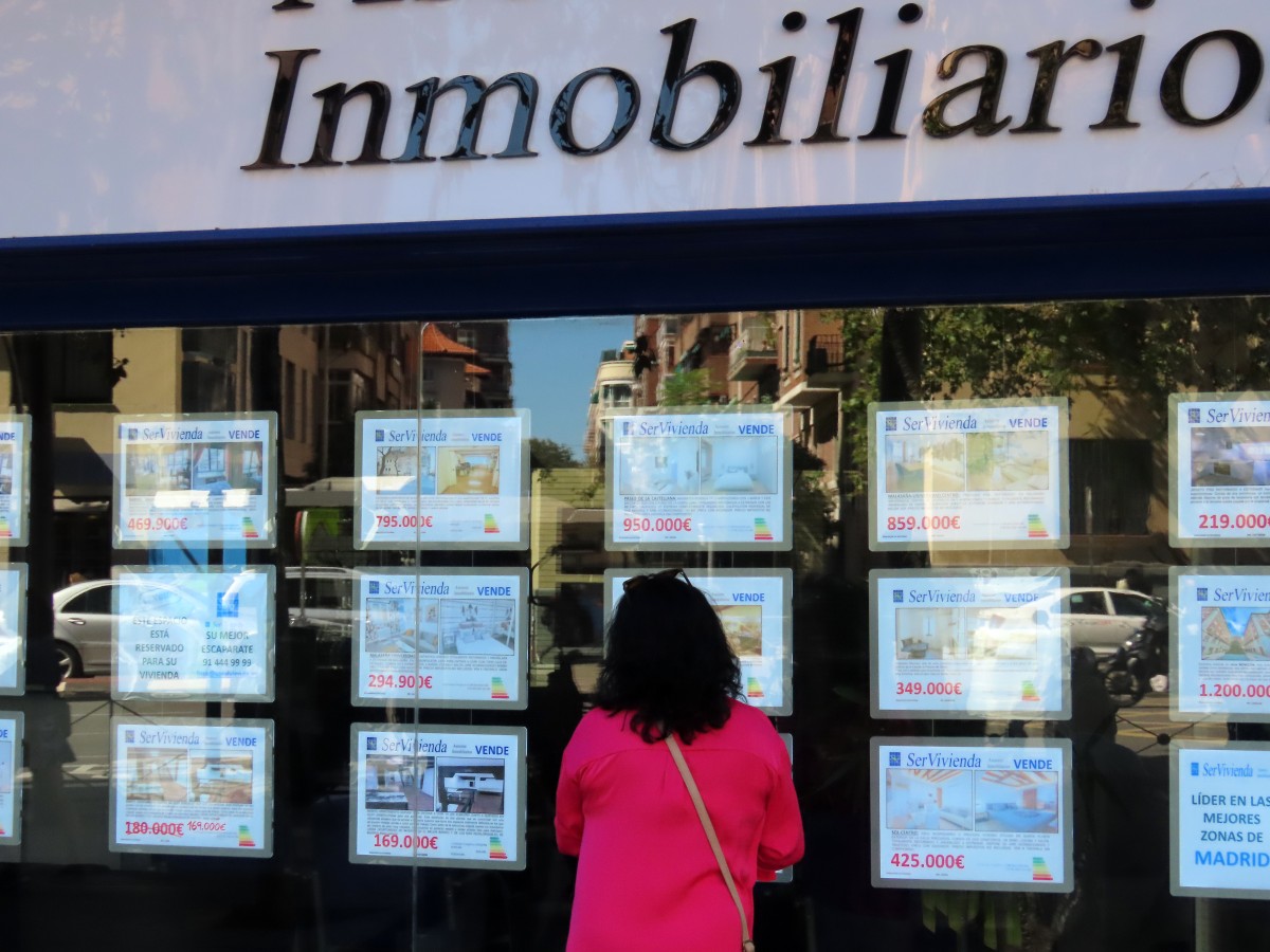 Exterior de una agencia inmobiliaria