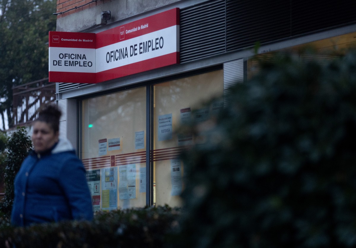El paro baja en 146.738 personas en 2024, hasta su menor nivel en 17 años, impulsado por los servicios Archivo - Un cartel de una oficina de empleo en la Comunidad de Madrid