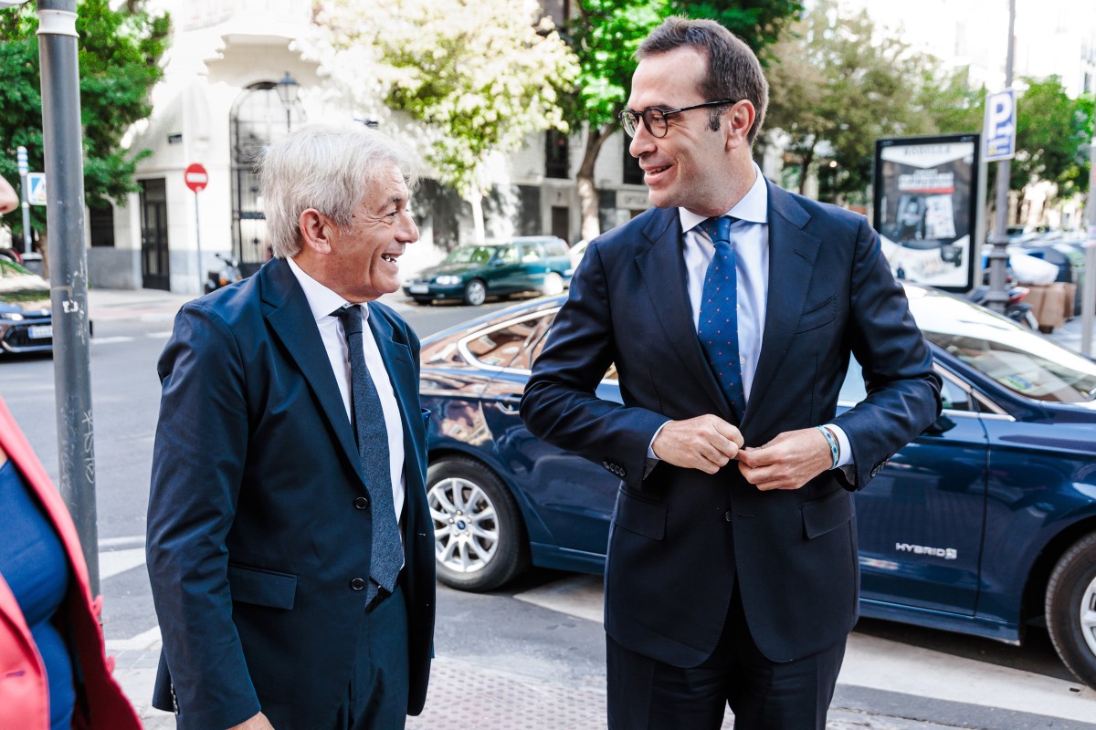 Economistas elevan una décima, hasta el 3,1%, el crecimiento de 2024 y mantienen en el 2,4% el de 2025 Archivo - El presidente del Consejo General de Economistas de España, Valentín Pich (i), y el ministro de Economía, Comercio y Empresa, Carlos Cuerpo (d).