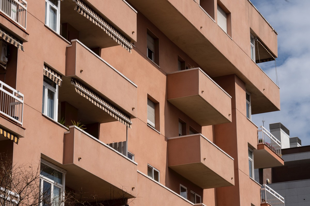 Las tasaciones con fin hipotecario crecen un 10% y su importe se dispara un 21% hasta septiembre, según AEV Archivo - Fachada de un edificio en Barcelona (España).