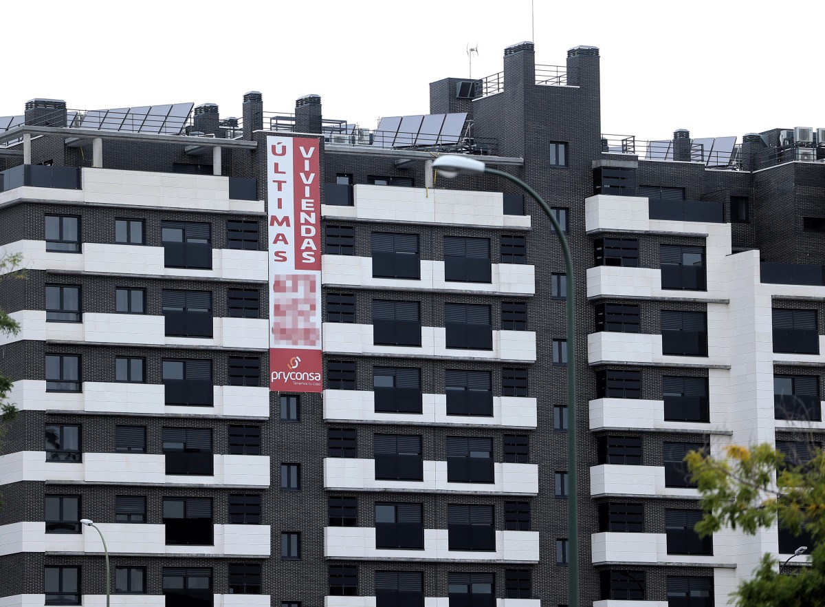 La subida del precio de la vivienda en España duplicó la de la UE y la eurozona en el tercer trimestre Archivo - Edificio de viviendas en venta en Madrid (España), a 20 de octubre de 2020.
