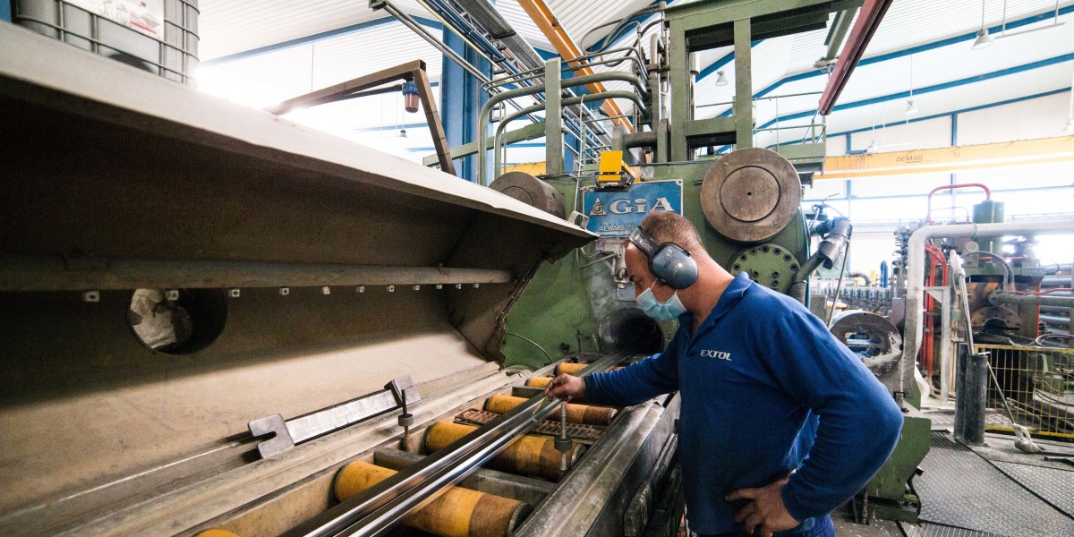 Archivo - Un trabajador durante su jornada laboral en la empresa Extrusión Toledo.