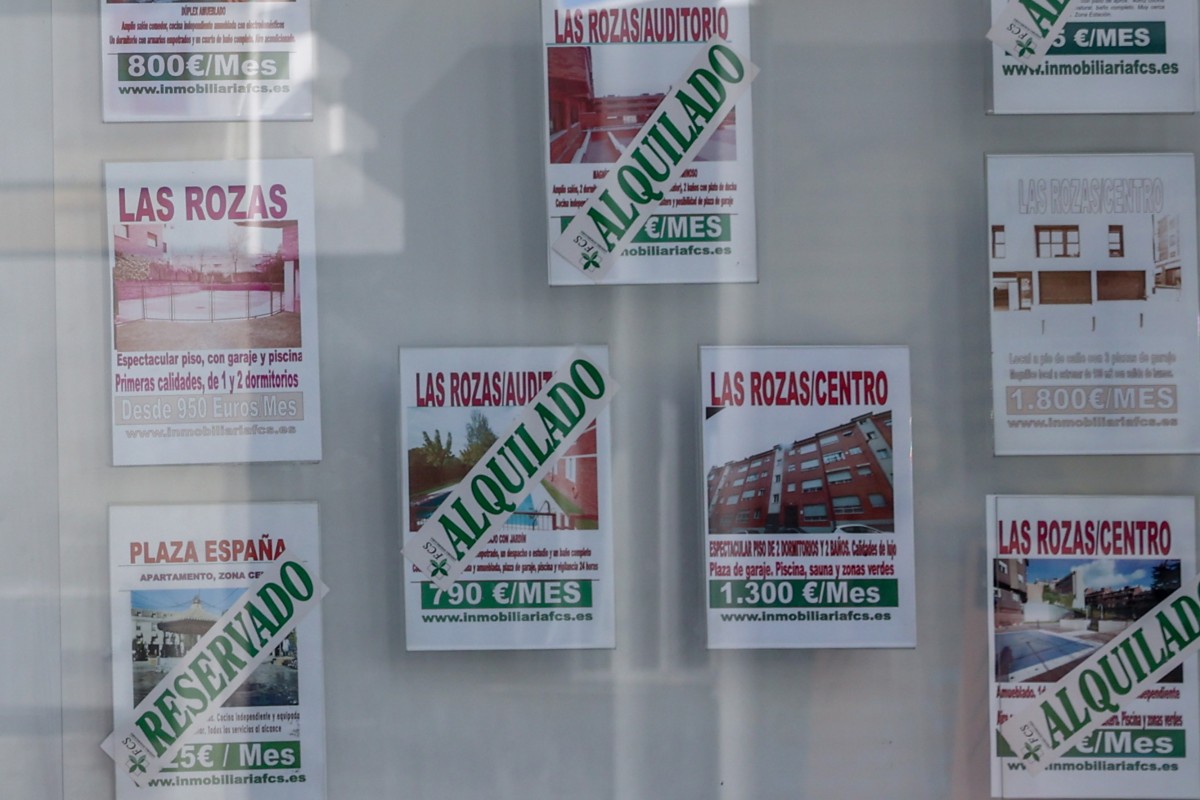 Archivo - Escaparate de anuncios de viviendas. 