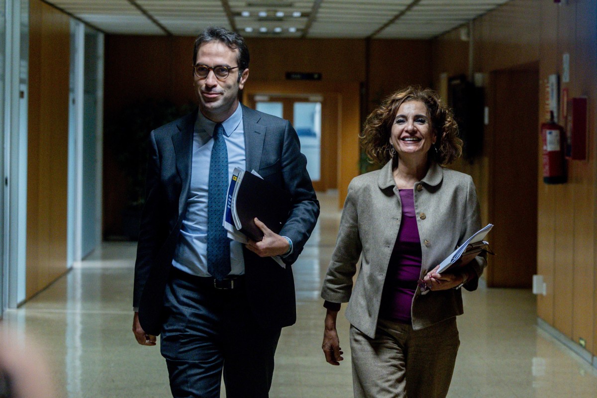 La vicepresidenta primera y ministra de Hacienda, María Jesús Montero, y el ministro de Economía, Comercio y Empresa, Carlos Cuerpo,.