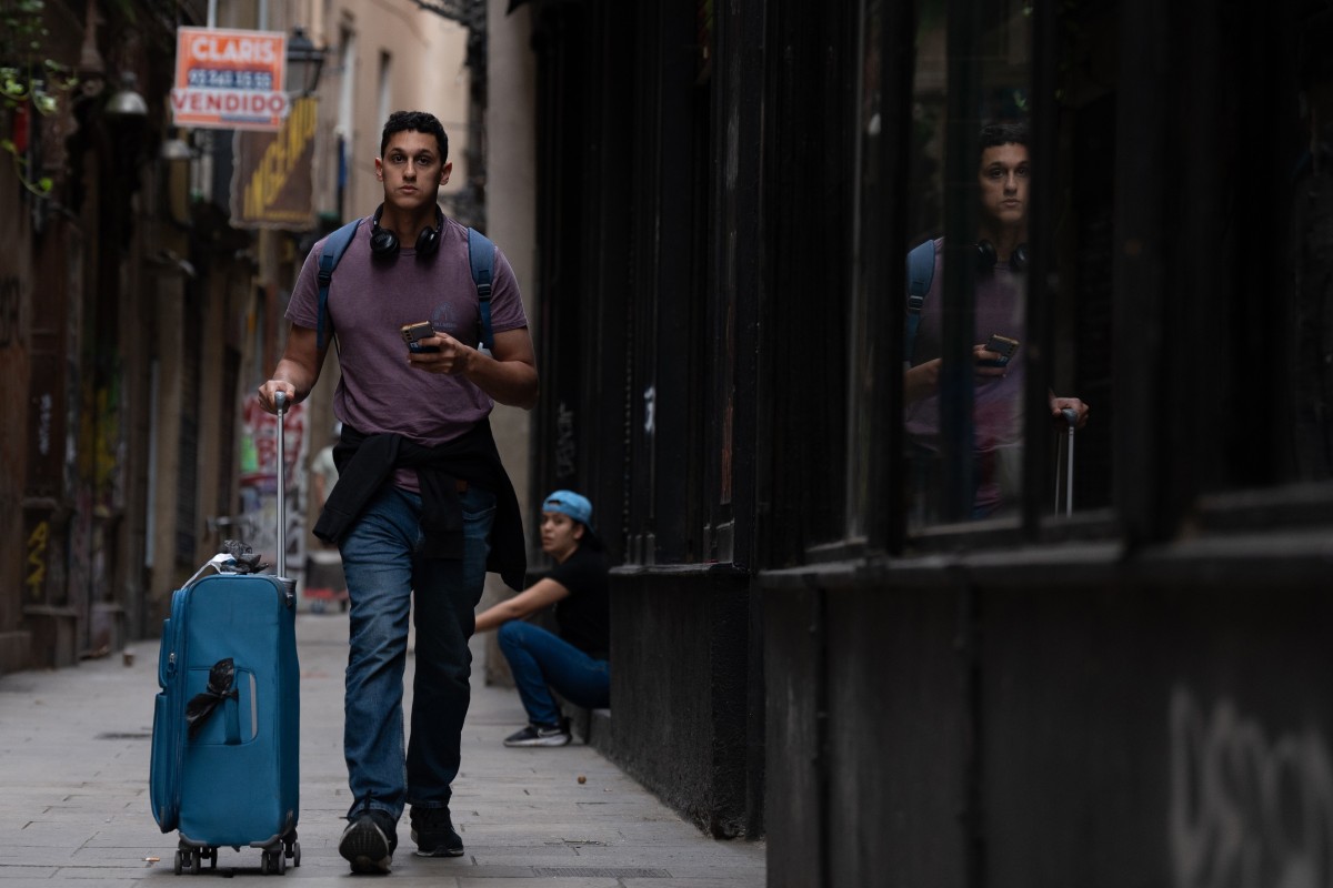 Arxiu - Una persona camina amb una maleta al centre de Barcelona, a 17 de setembre de 2024, a Barcelona, Catalunya (Espanya)