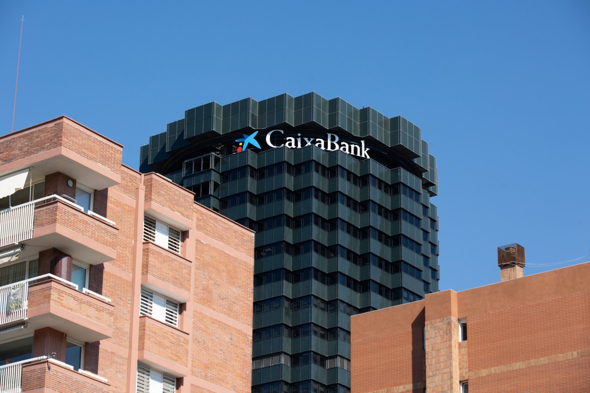 Fachada de la sede de CaixaBank en la Avenida Diagonal de Barcelona.