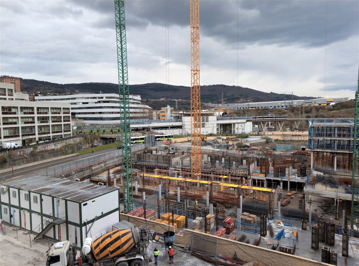 La patronal de construcción pide ampliar a 2 las horas extra al día, con 7.000 euros anuales más de sueldo Archivo - Edificio en construcción en Bilbao