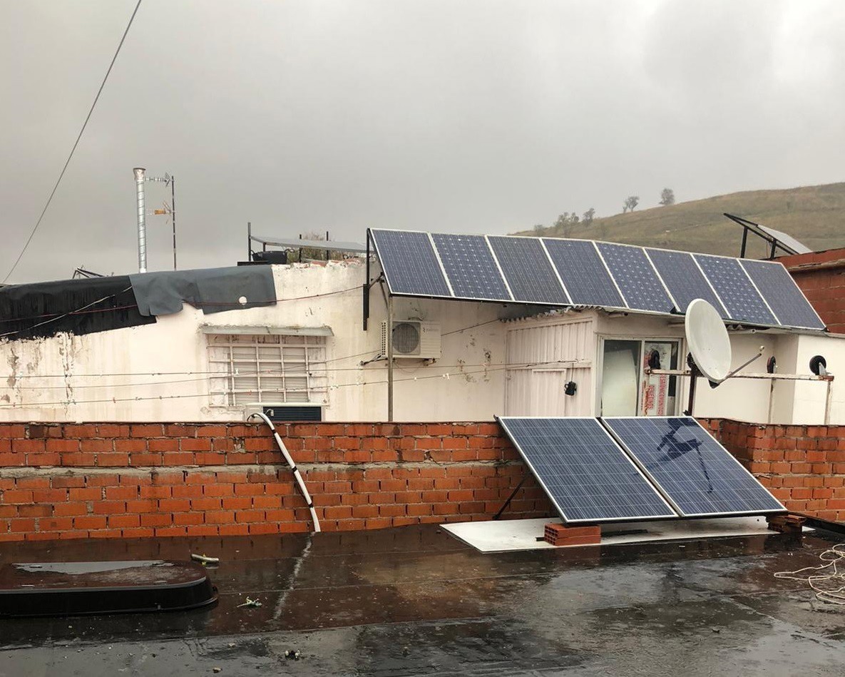 Archivo - Placas solares en una casa de la Cañada Real