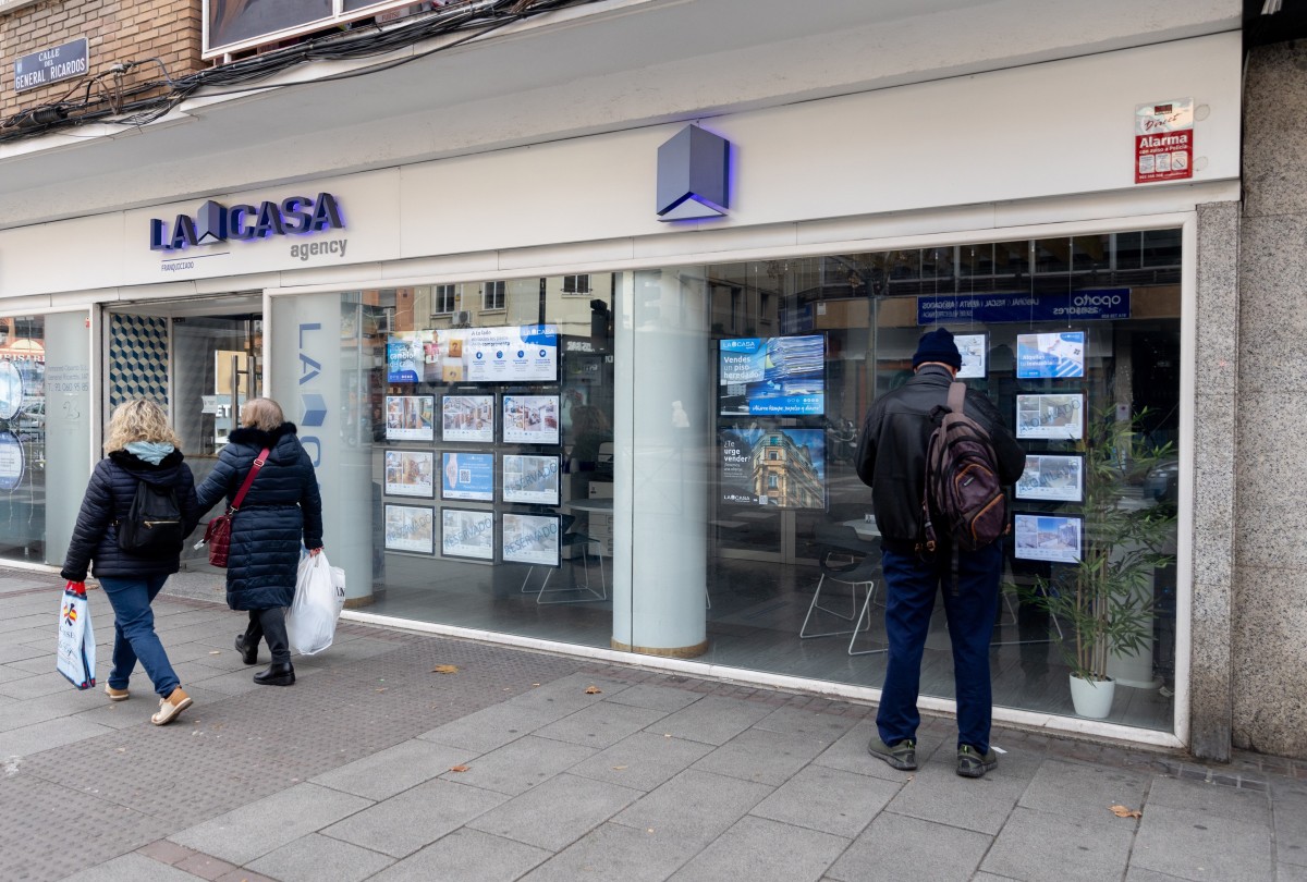 España, el país del mundo más preocupado por el problema de la vivienda, según Ipsos Anuncios en una inmobiliaria, a 9 de enero de 2024, en Madrid (España).