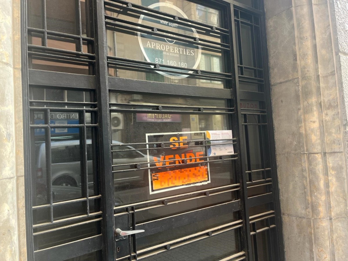 Archivo - Cartel de 'Se Vende' en la entrada de un bloque de pisos