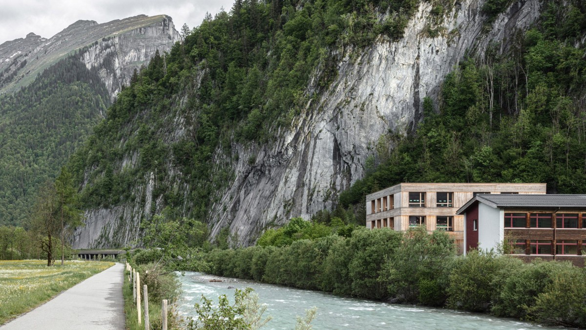 La escuela se sitúa entre un bello paisaje montañoso de la región de Bregenzerwald, conocida su tradición artesana en madera.