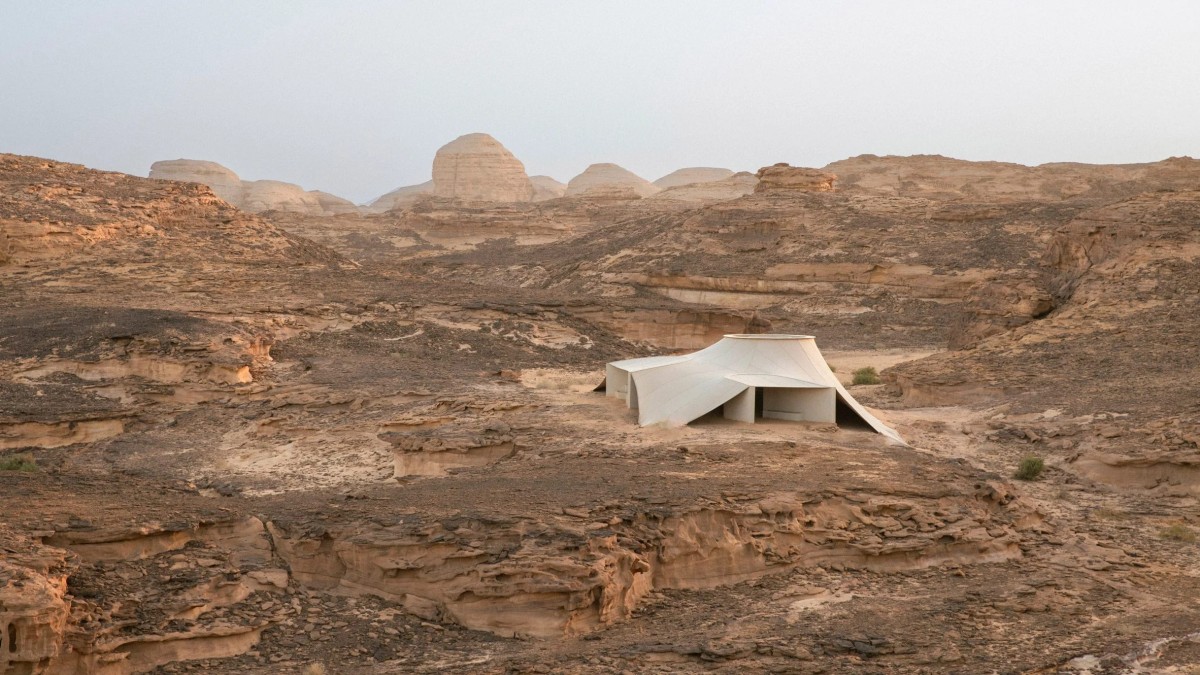 Los materiales elegidos se integran armónicamente con el paisaje árido del desierto y reflejan la paleta de colores naturales de la región.