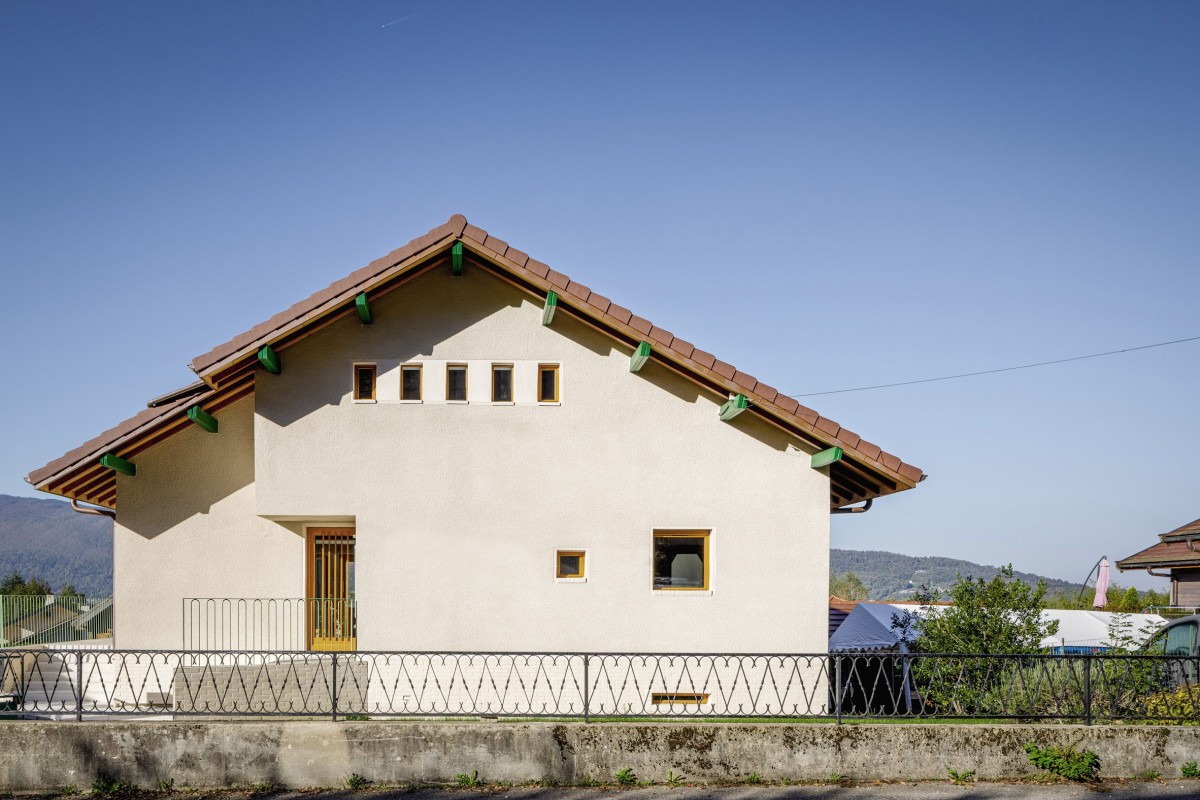 El revoco exterior rugoso se mantuvo para reflejar los principios de la arquitectura de mediados del siglo XX y la estética de la casa.