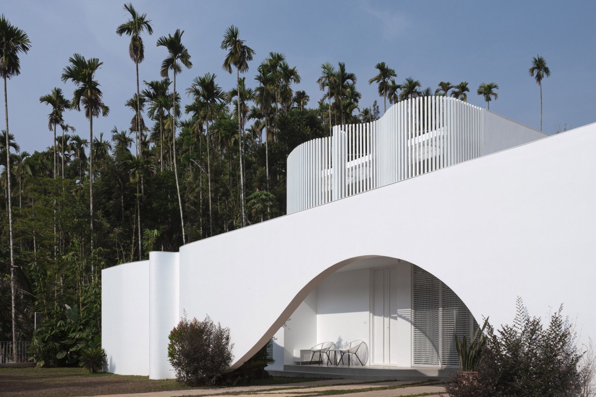 El diseño empleó muros curvos y fluidos que envuelven la casa y definen sus espacios.