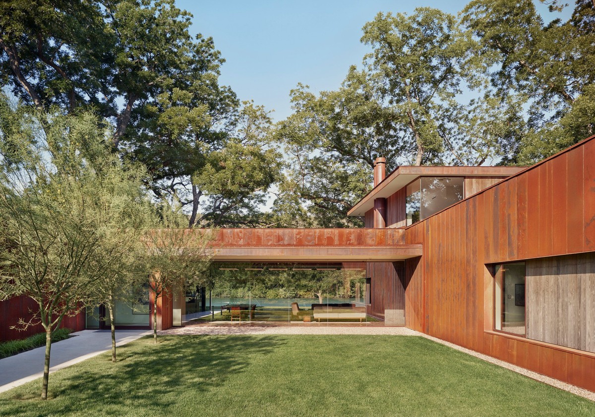La casa se organiza en forma de C invertida, lo que permite una conexión directa con el paisaje.