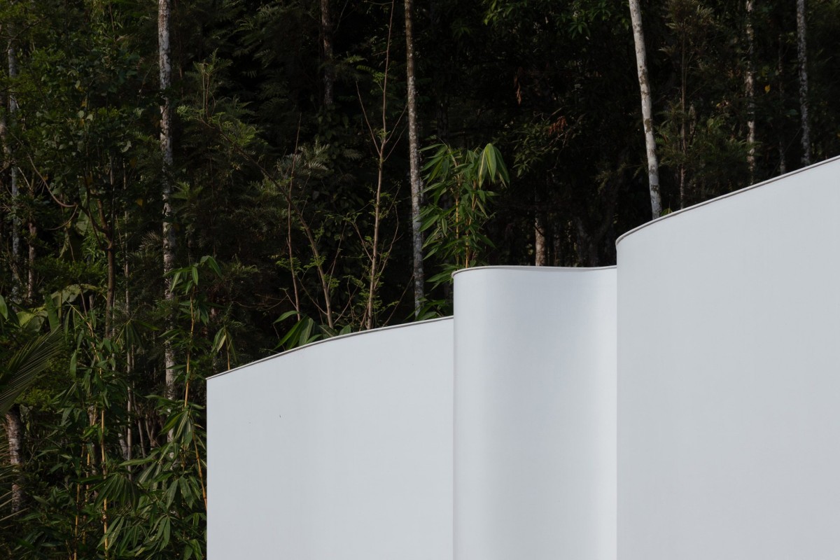 Destacan las líneas onduladas y fluidas de la fachada, que evocan el elegante movimiento de los pliegues de la ropa tradicional india.