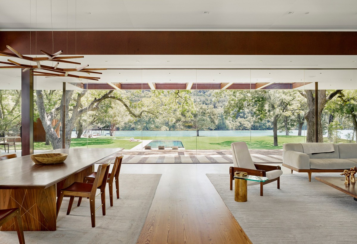 El gran salón con vistas al lago, de 92 metros cuadrados, se convierte en el corazón de la residencia.