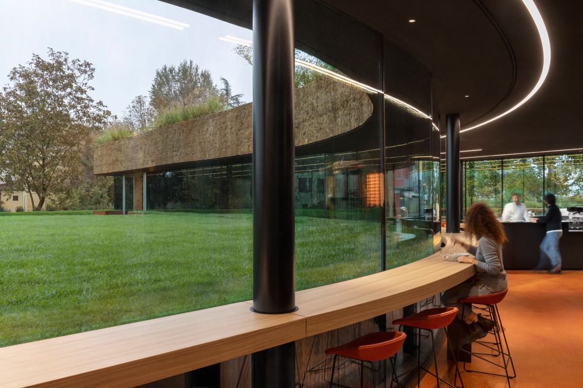 El comedor está completamente acristalado, lo que ofrece unas vistas impresionantes del jardín.