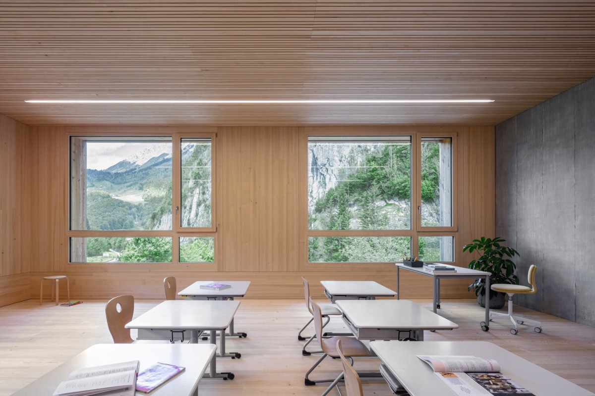 El edificio se organiza de manera que cada aula tiene acceso a mucha luz natural y vistas al exterior.