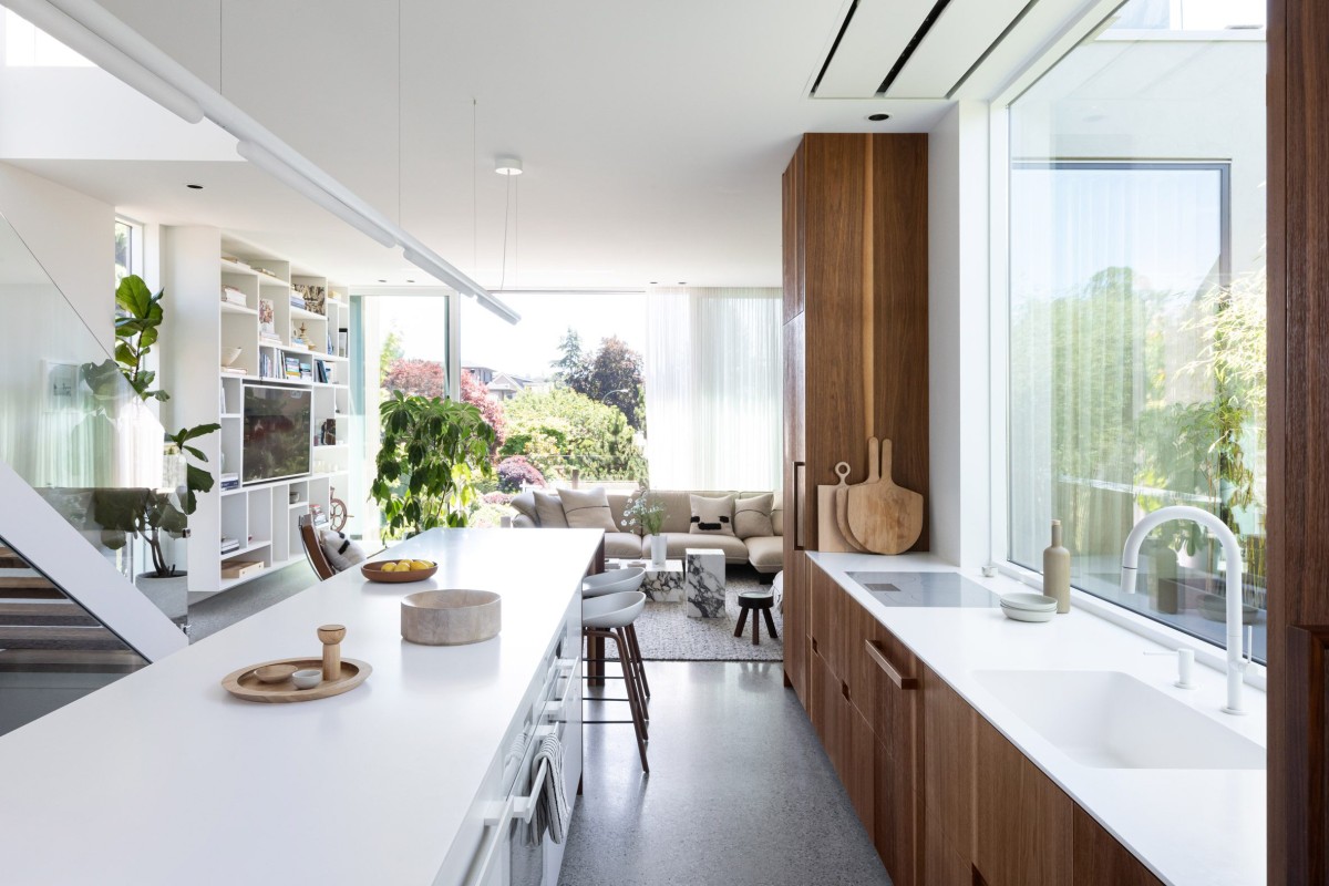 La planta superior es un espacio abierto y aireado con cocina, salón y comedor organizados en torno a un patio interior de tres lados.