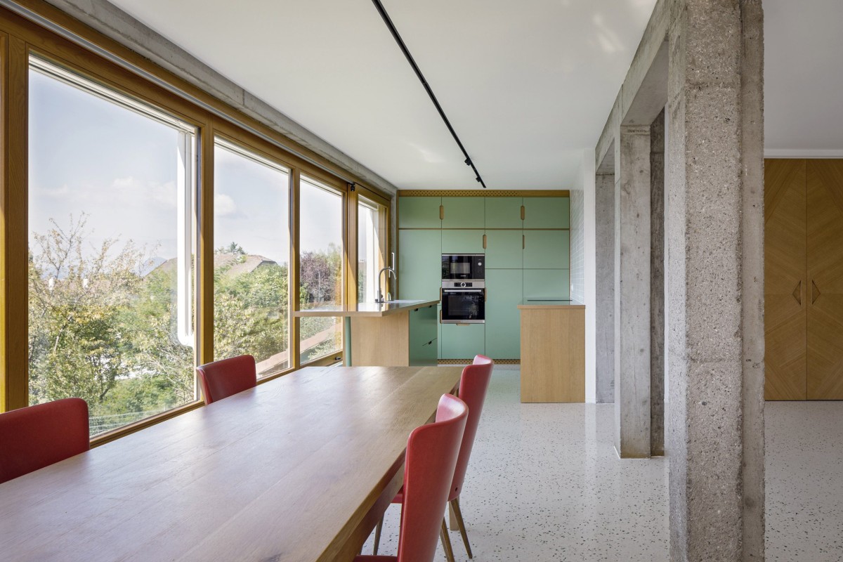Los detalles interiores se realizan con suelos de terrazo y acabados en madera de nogal cepillada.
