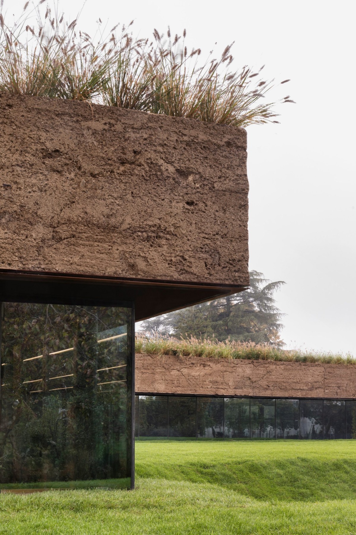 La estructura de acero negro que sostiene el techo verde cuenta con 5 metros, creando una sensación de "flotante".