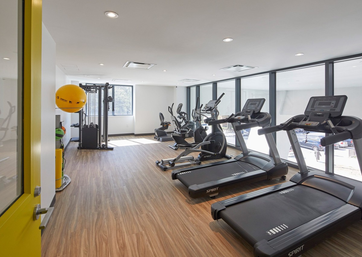 El edificio incluye otras instalaciones como lavandería, salas comunitarias y de ordenadores, gimnasio y un almacén para bicicletas.