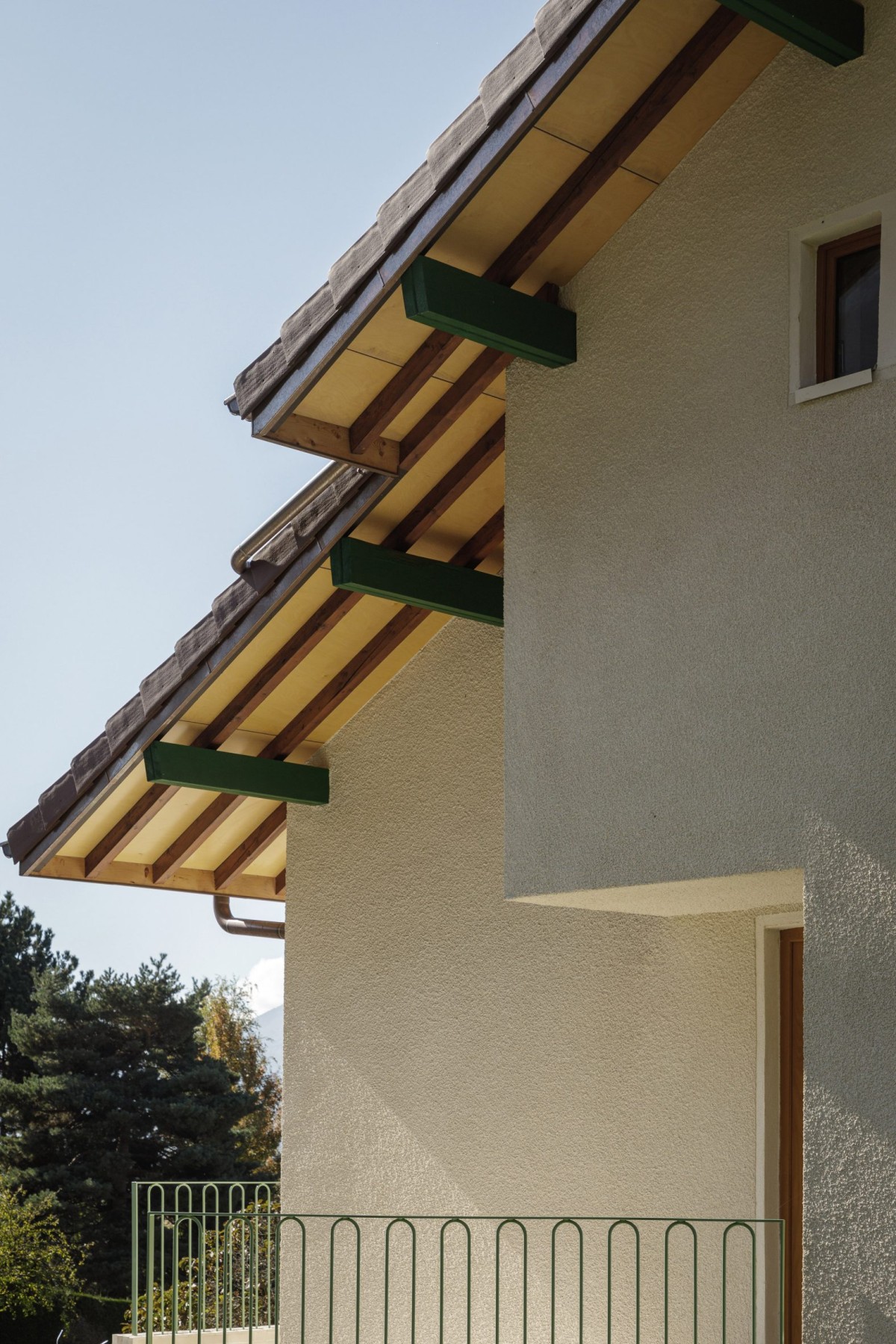 La casa se caracteriza por una estructura inclinada con un tejado en voladizo que se conservó en la rehabilitación.