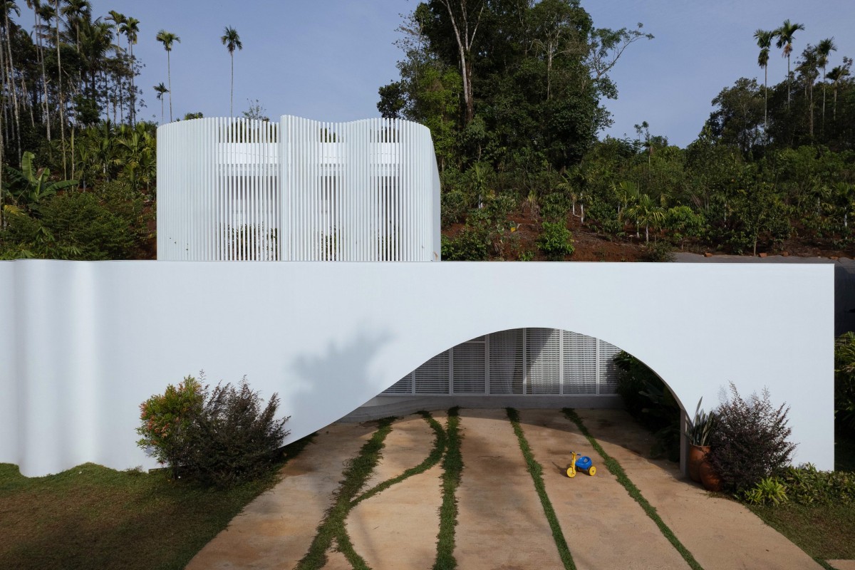 El patio trasero es una zona de juegos de los niños, el cual tiene una visión directa desde el salón.