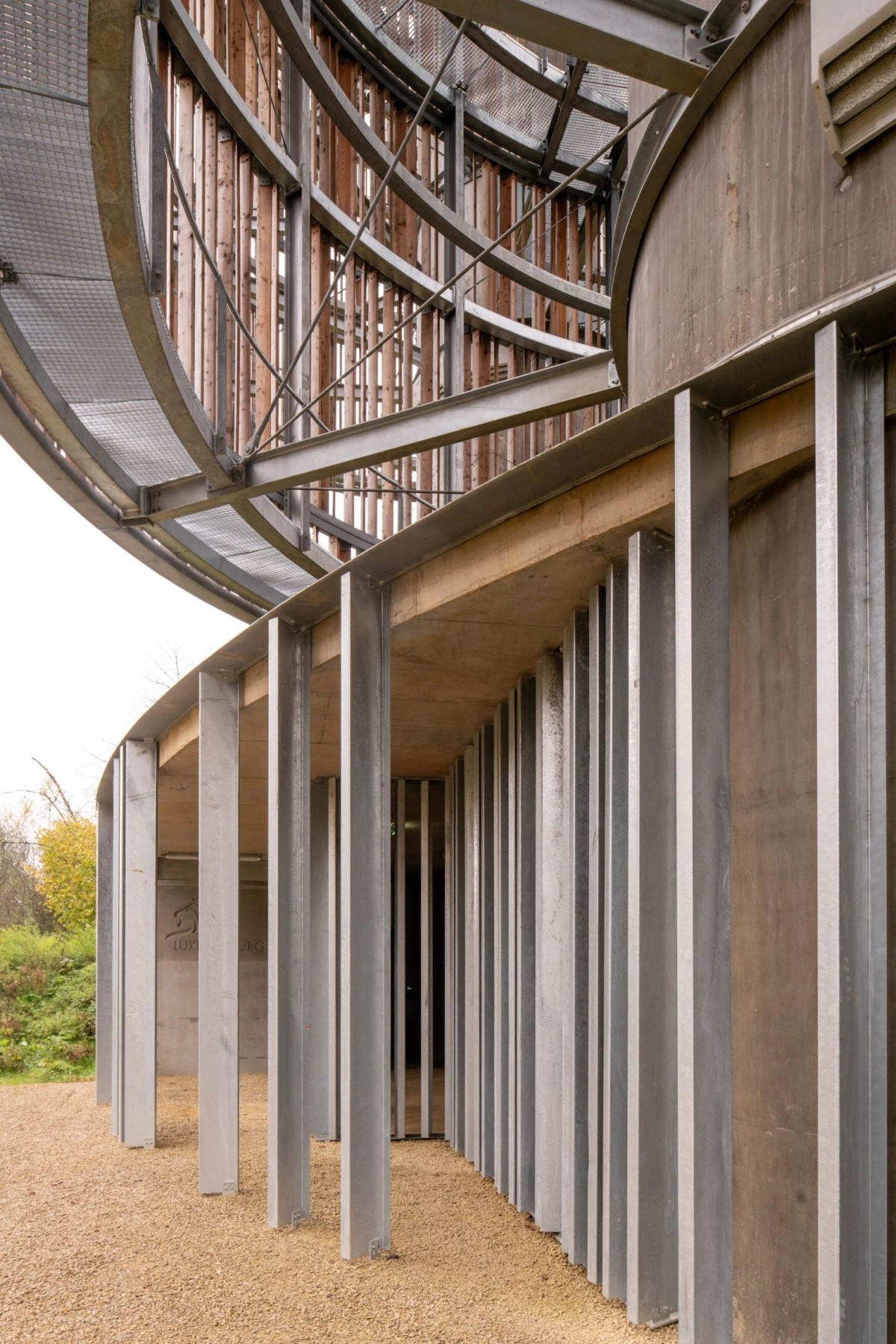 A nivel del suelo, la planta baja incluye una fachada metálica que ayuda a disuadir a los intrusos.