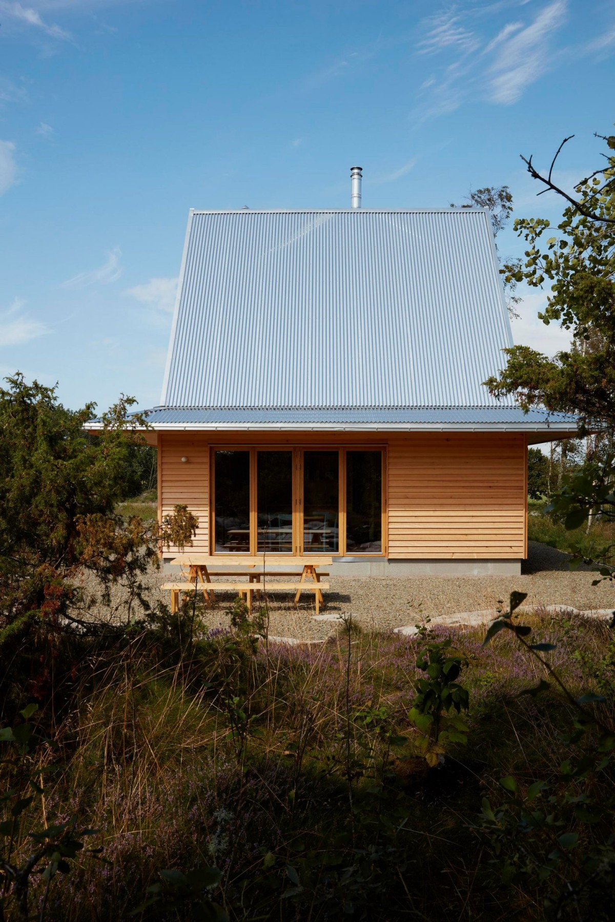 El sombrero crea un tejadillo en voladizo que ofrece sombra y protección.
