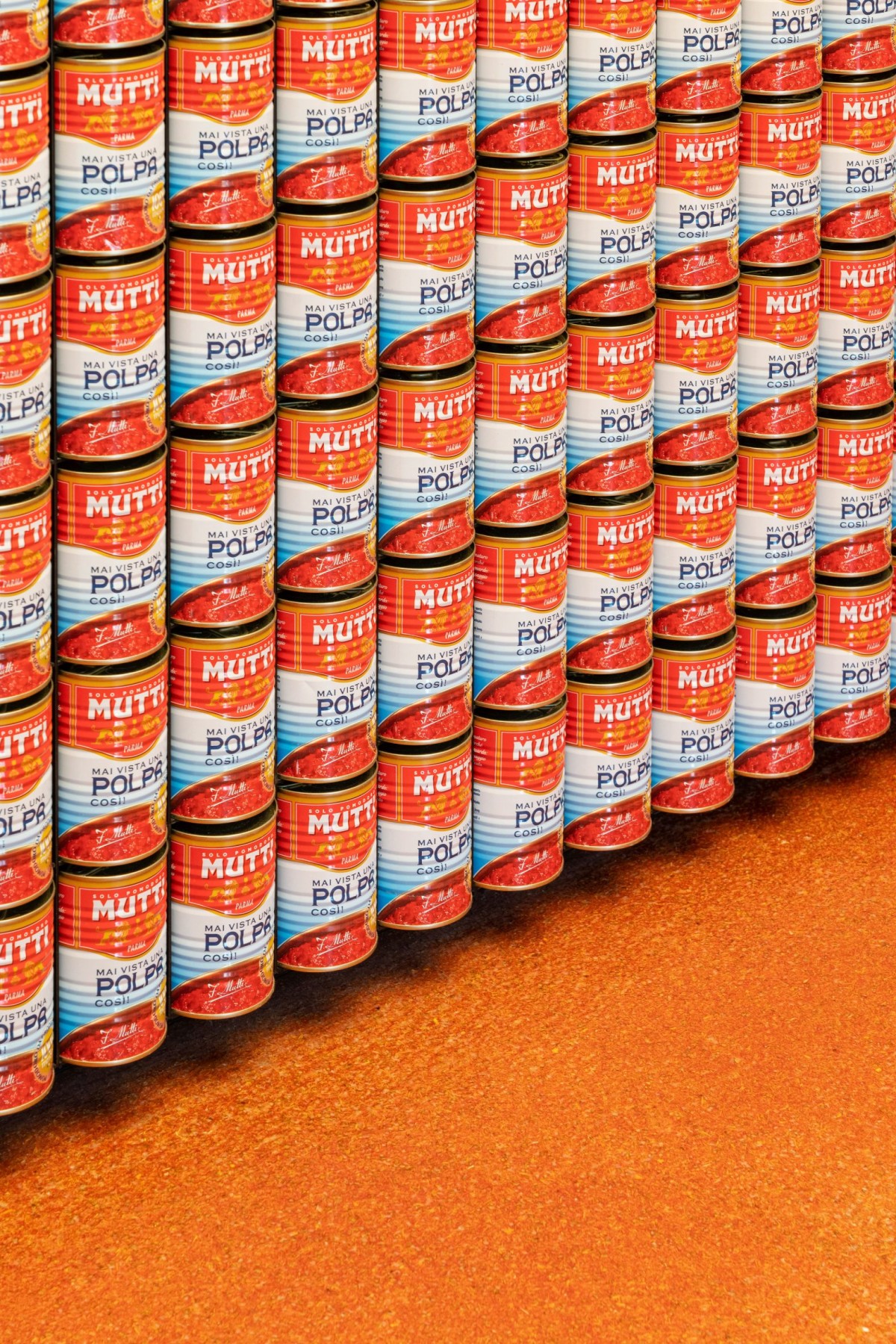 Los suelos de resina combinados con pieles de tomate recicladas refuerzan la temática ecológica del espacio.