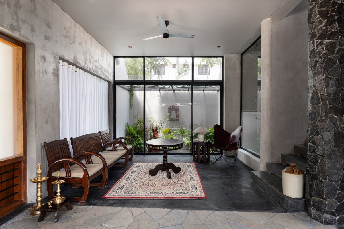 Los patios interiores proporcionan espacios verdes que enriquecen la experiencia de vivir en la casa.