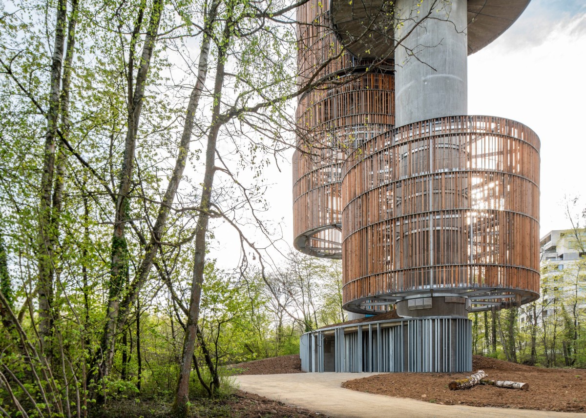 Los listones de madera favorecen la aparición de vegetación, convirtiendo la torre en una especie de "árbol más del lugar".