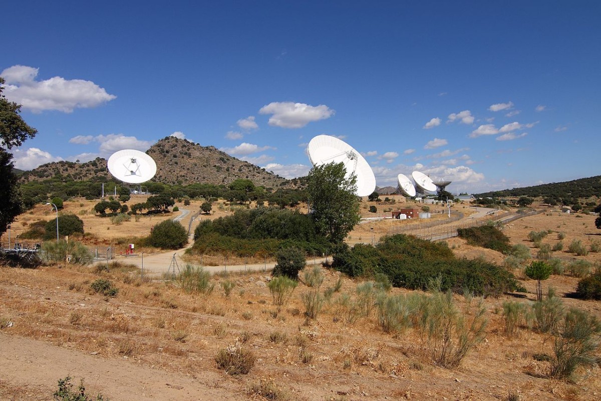 Se hace el seguimiento de distintas misiones espaciales gracias a sus seis antenas, siendo la más grande de 70 metros