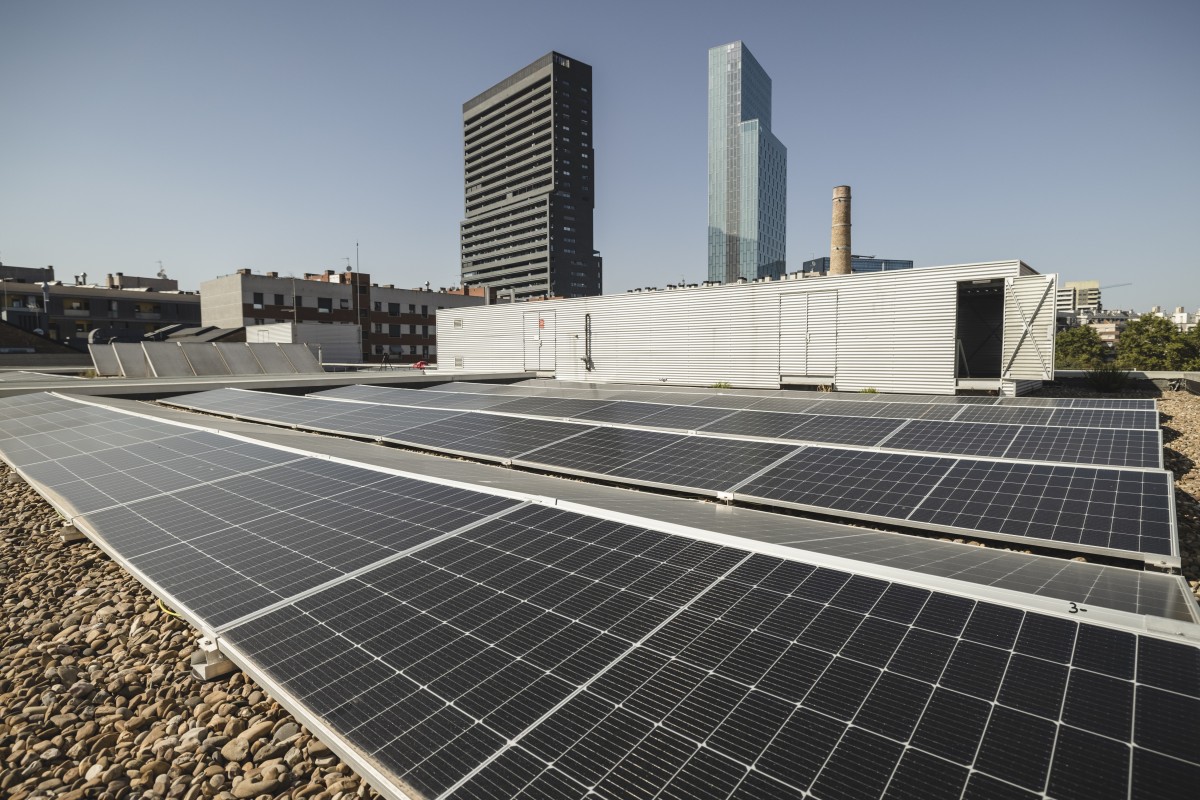Paneles solares en un edificio de Barcelona