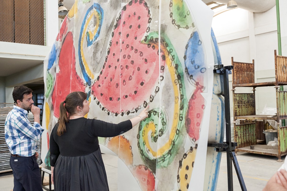 Vasconcelos diseñando su obra de arte Gallo Pop