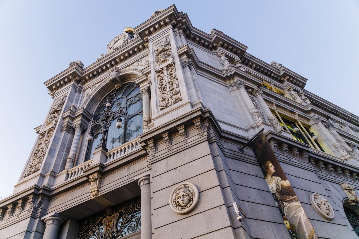 La incertidumbre sobre política económica, el obstáculo a la inversión más señalado por las empresas Archivo - Edificio del Banco de España.
